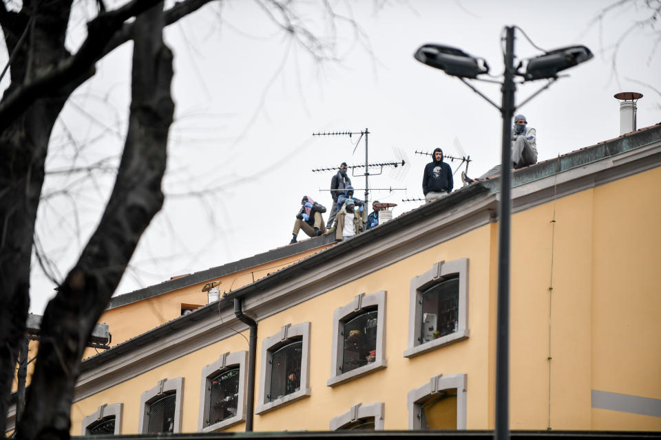 La sospensione dei colloqui ha fatto scattare la rivolta il 27 carceri. Sei finora le vittime, di cui tre a Modena. Gravi disordini a San Vittore, ma anche a Rebibbia, a Roma. Tentativi di evasione sono stati bloccati nel carcere di Foggia e in quello palermitano dell'Ucciardone. (Foto Claudio Furlan-LaPresse)