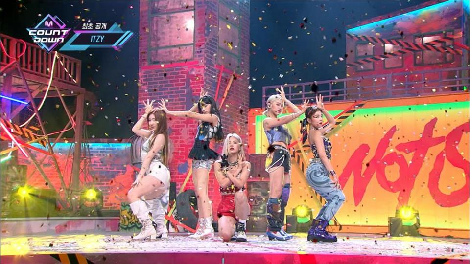 《Ｍ COUNTDOWN》被TWICE師妹團ITZY佔據！歌迷緊盯初舞台：以為開2倍速。（圖：翻攝friDay影音）