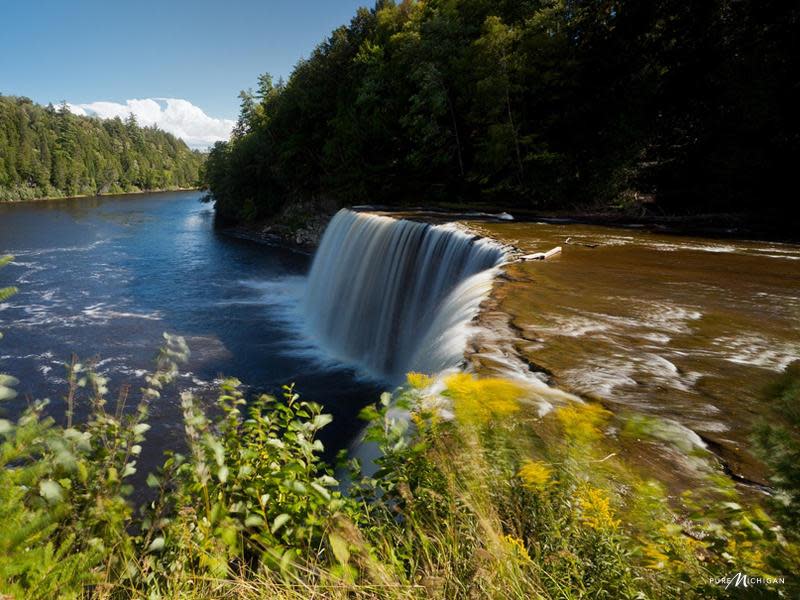 Drittmächtigster Wasserfall östlich des Mississippi: Die Oberen Fälle im Tahquamenon Falls State Park sind 60 Meter breit und 14 Meter hoch. Foto: Pure Michigan