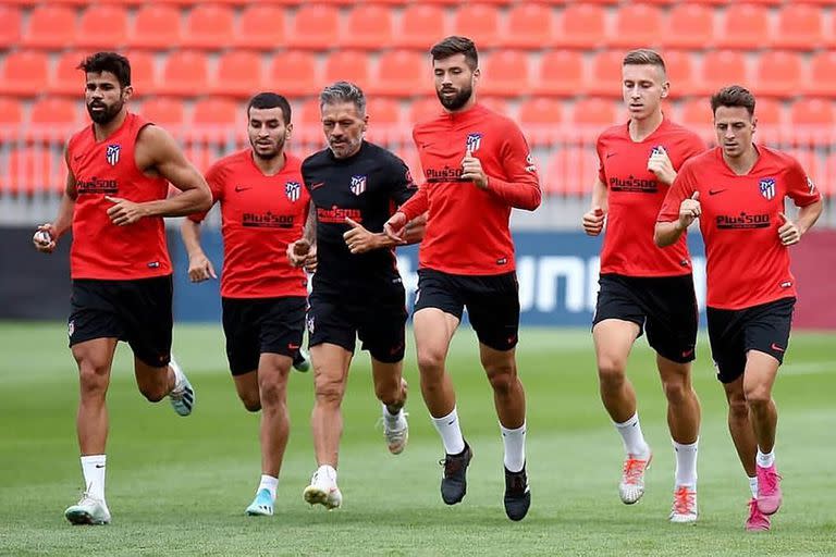 Trota Vivas, entre jugadores del Atlético de Madrid; el 7de julio comenzará la pretemporada y el objetivo es máximo: volver a ganar la Liga española