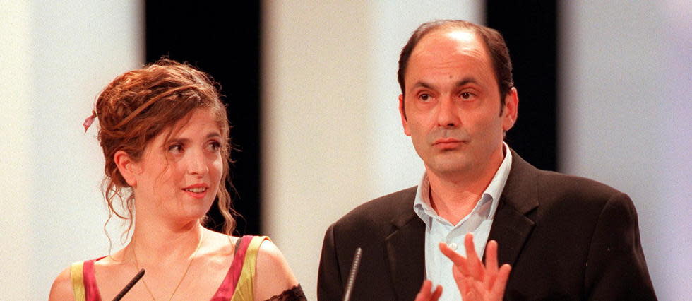 Agnès Jaoui et Jean-Pierre Bacri, en 1998 au théâtre des Champs-Élysées, après avoir reçu le césar du meilleur scénario pour « On connaît la chanson » d'Alain Resnais.  La mort de Jean-Pierre Bacri, à l'âge de 69 ans des suites d'un cancer, a été annoncée ce lundi 18 janvier.
