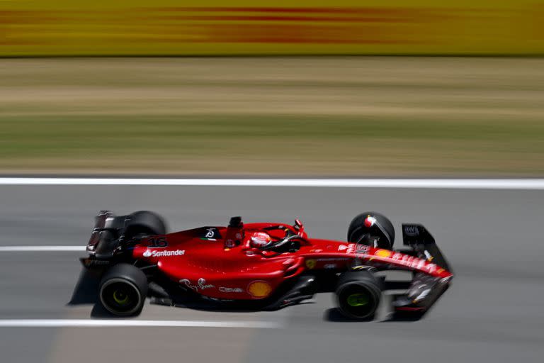 Charles Leclerc fue el más rápido en los entrenamientos en el GP de España. (Photo by GABRIEL BOUYS / AFP)