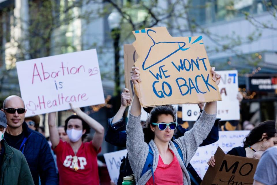 Los manifestantes marchan por el centro de Boise, Idaho, en mayo después de que la Corte Suprema anuló Roe v Wade (AP)