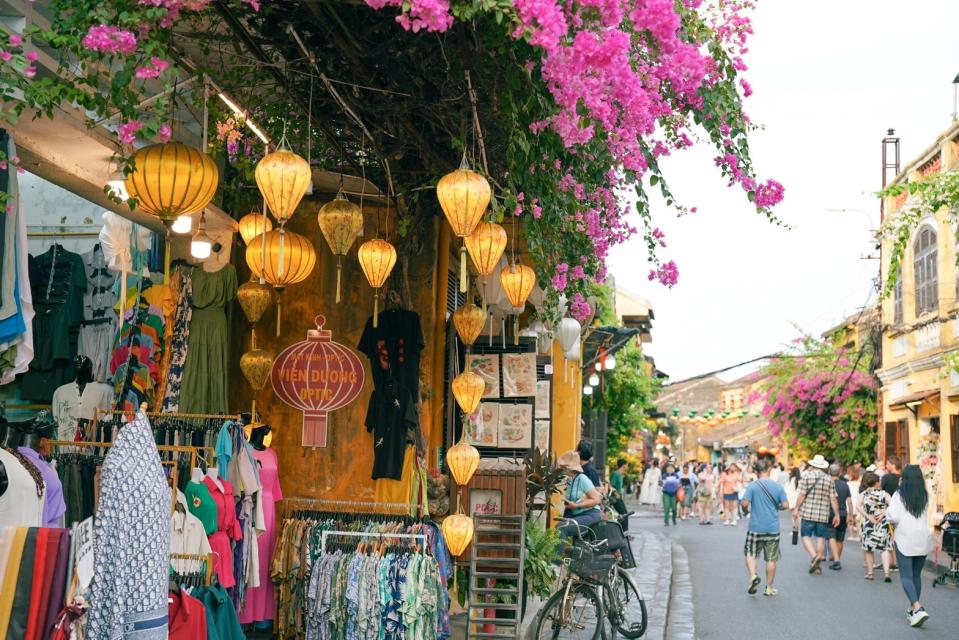 漫步在會安古鎮，感受東南亞知名華埠的傳統風華。