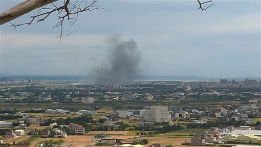 新竹直升機墜毀，濃煙遠遠就能看見。（圖／翻攝臉書新竹大小事）