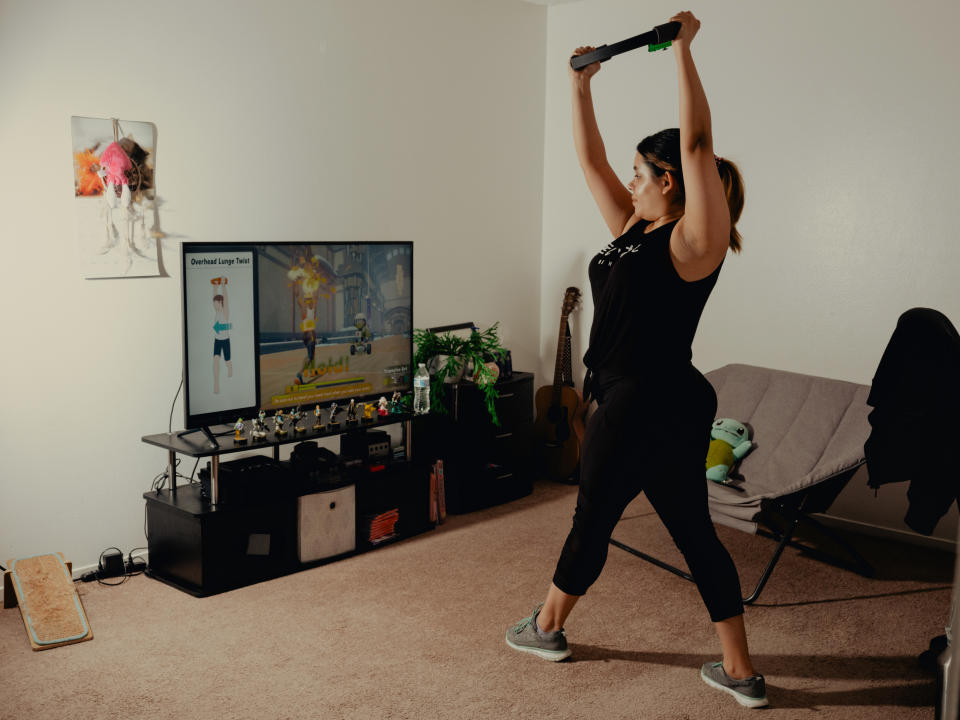 Tiffany Ruiz hace ejercicio con el juego "Ring Fit Adventure" de Nintendo en su casa en Bakersfield, California, 4 de diciembre de 2019. (Rozette Rago/The New York Times)