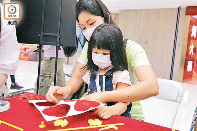 小朋友製作小紅花送給媽媽。（李志湧攝）