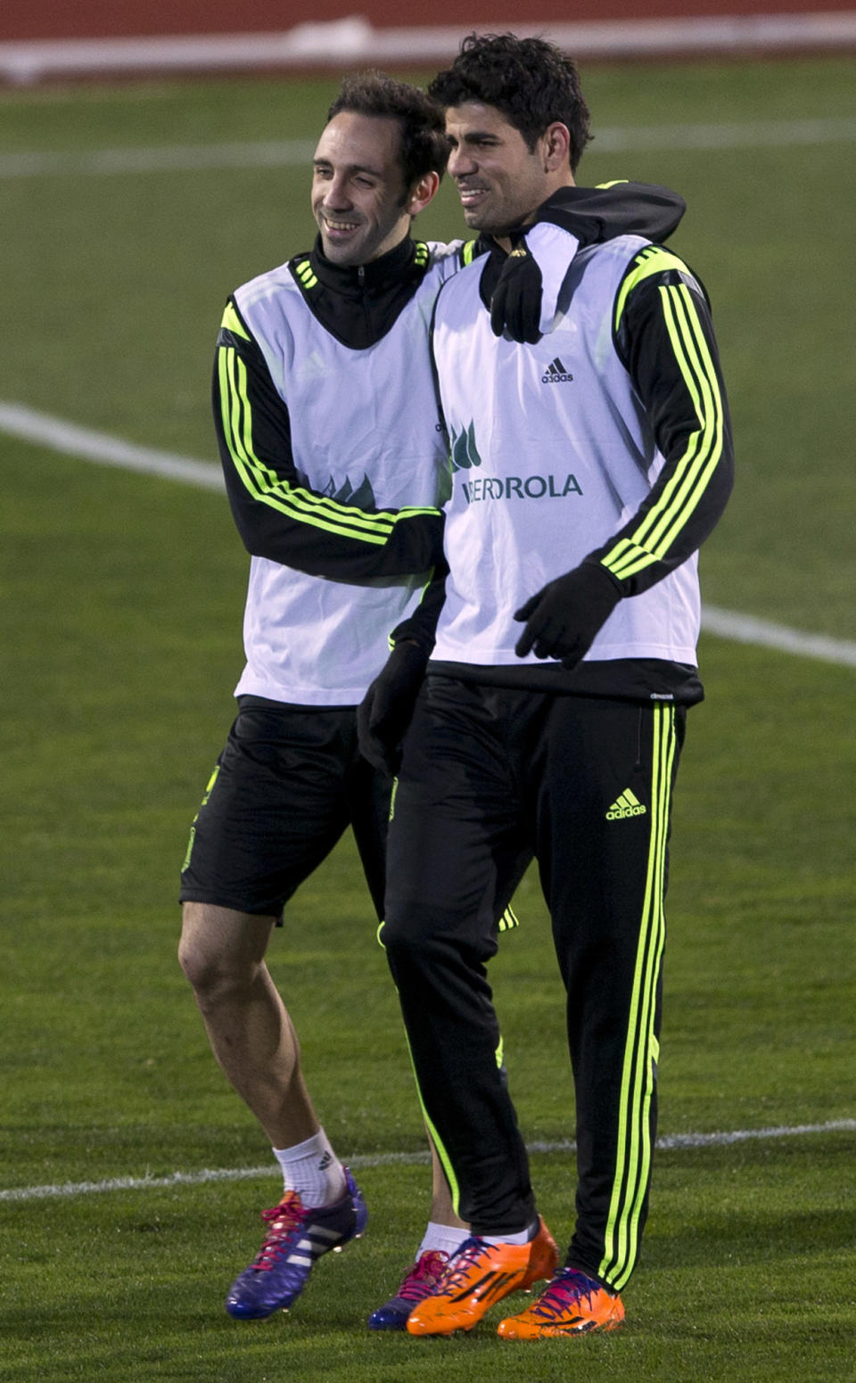 Spain's Diego Costa, right is hugged by Juanfran Torres during a training session in Madrid, Monday March 3, 2014. Spain will play Italy Wednesday in a friendly soccer match. (AP Photo/Paul White)