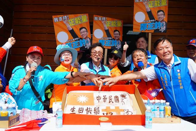 鄭正鈐（中）痛批民進黨政府把今年的國慶寫成「Taiwan National Day」，根本是利用國慶日偷渡台獨意識，不折不扣的在騙選票。（鄭正鈐提供／陳育賢新竹傳真）