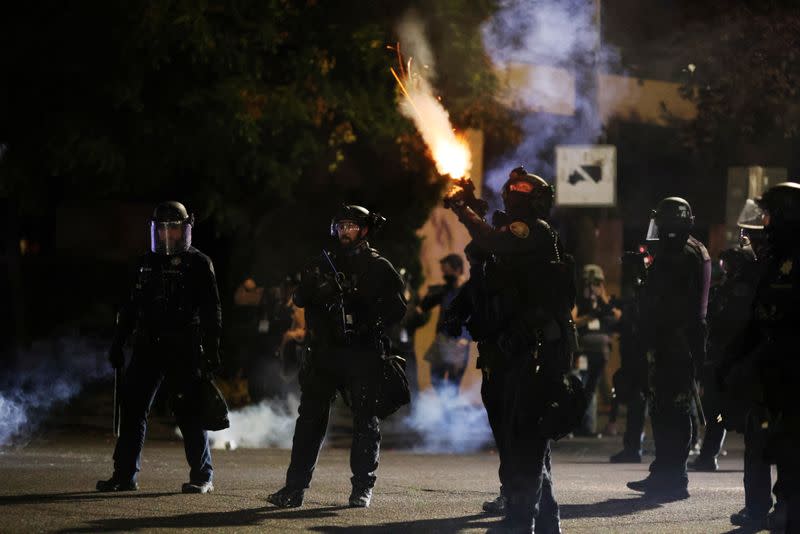 IMAGEN DE ARCHIVO. Agentes de policía durante enfrentamientos contra manifestantes que protestan contra la violencia policial y la desigualdad sistémica por 99a noche consecutiva en Portland, Oregón, Estados Unidos, el 4 de septiembre de 2020. REUTERS/Carlos Barria