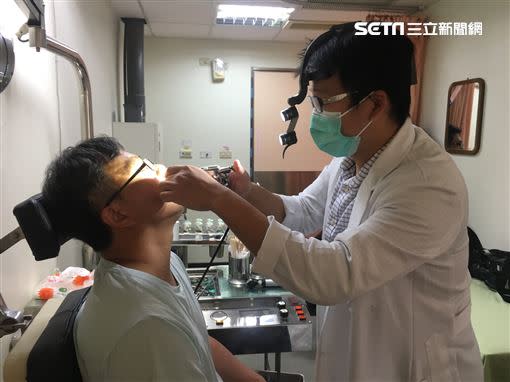 男子自述耳朵痛，但吳昭寬醫師檢查後發現他的扁桃腺有潰瘍。（示意圖，非當事病患／南投醫院提供）