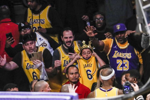 LeBron James wears Lakers shorts for the first time and gets a standing  ovation from fans