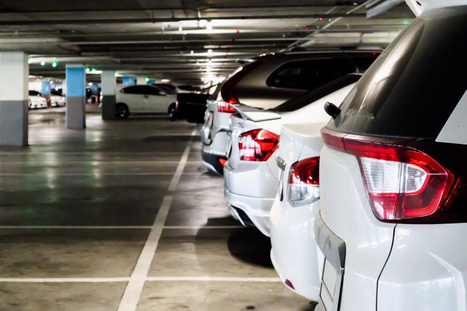 車位買賣是港人其中一種常見的投資渠道，主要由於車位投資成本較低、管理成本亦低，而且按揭成數最高可達5成，更容易入場。不少投資者買車位放租，或等升值後轉售，以賺取利潤。無論是買車位投資、抑或自用，想買車位，本文先由買賣流程講起！