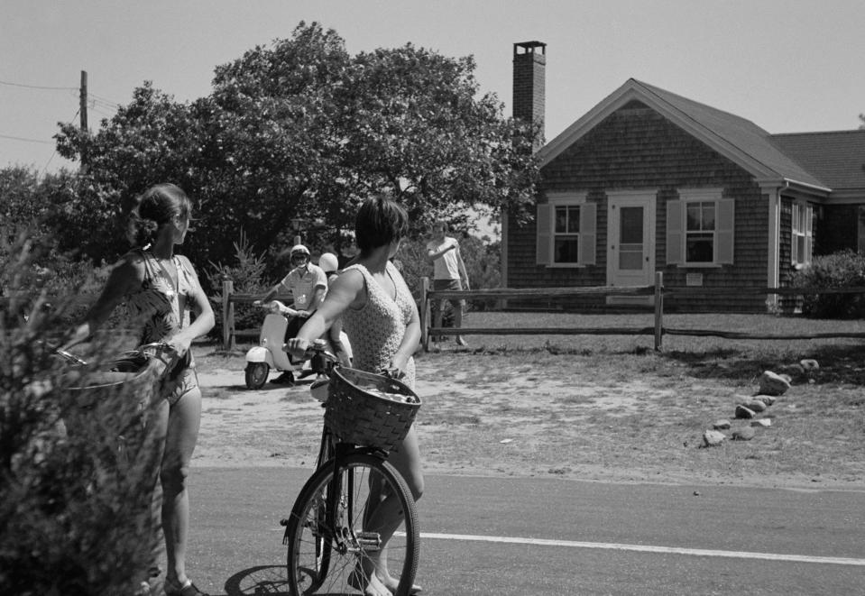 Tourists pause outside the house in Chappaquiddick Island, Martha’s Vineyard on Aug. 25, 1969, where a cook-out was held on July 18, 1969 where Sen. Edward Kennedy hosted a reunion for campaign workers from Robert Kennedy’s presidential campaign. Leaving the party on July 18, 1969, Sen. Edward Kennedy drove a car off the Dike Bridge on Chappaquiddick island, Martha’s Vineyard with campaign worker Mary Jo Kopechne, who downed in the submerged car. (Photo: AP)