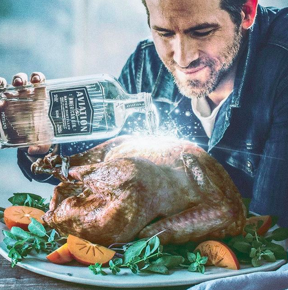 Pour Thanksgiving, Ryan Reynolds a décidé de faire une petite publicité pour une marque de... gin. Attention, l'alcool est à consommer avec modération. La dinde de Thanksgiving également ! (crédit Instagram Ryan Reynolds)