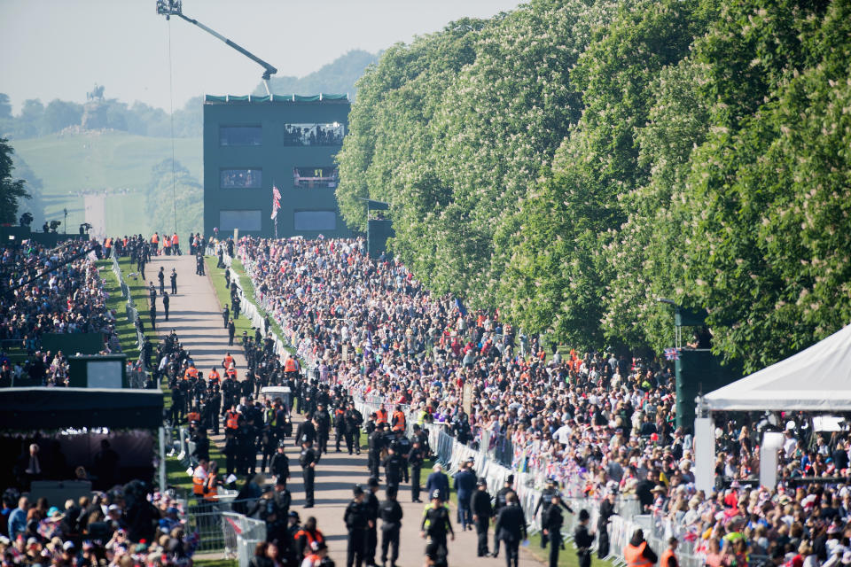 <p>Auf dem Grundstück von Schloss Windsor warten rund 100.000 Menschen auf die Ankunft von Prinz Harry und Meghan Markle, die in der St. Georges Kapelle heiraten. (Bild: Getty Images) </p>