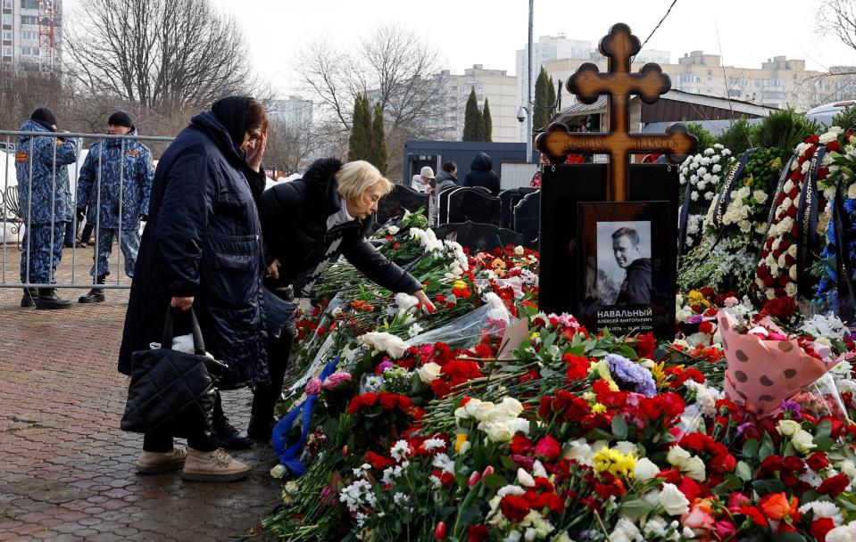 2024年3月2日，俄羅斯反對派領袖納瓦尼的母親柳德米拉（左）與岳母阿布洛斯莫娃（右）在他墳前獻花。廿社