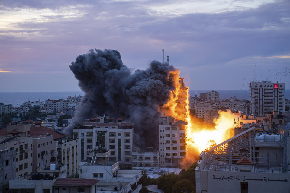 以色列空襲加薩城後，火勢和濃煙升起。（美聯社）