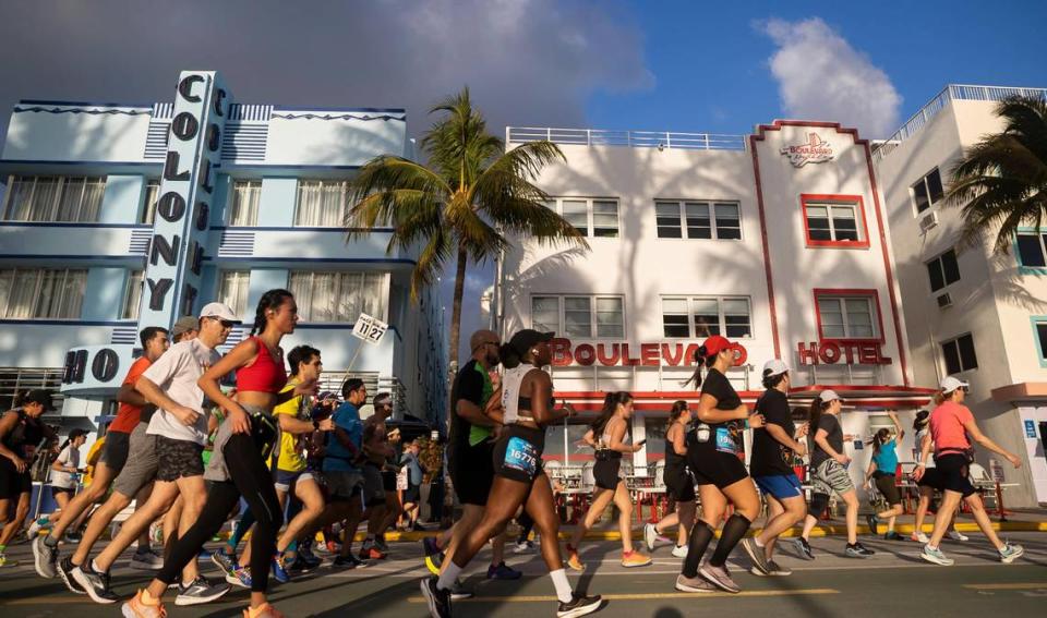 Corredores suben por Ocean Drive en Miami Beach durante el Maratón y Medio Maratón Life Time de Miami, el domingo 29 de enero de 2023.