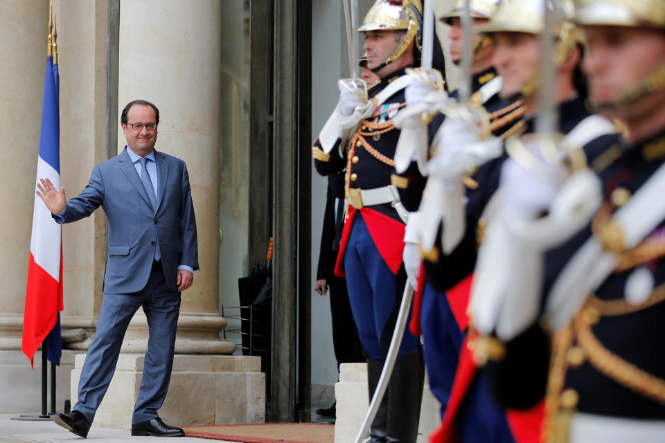 Hollande waves in Paris