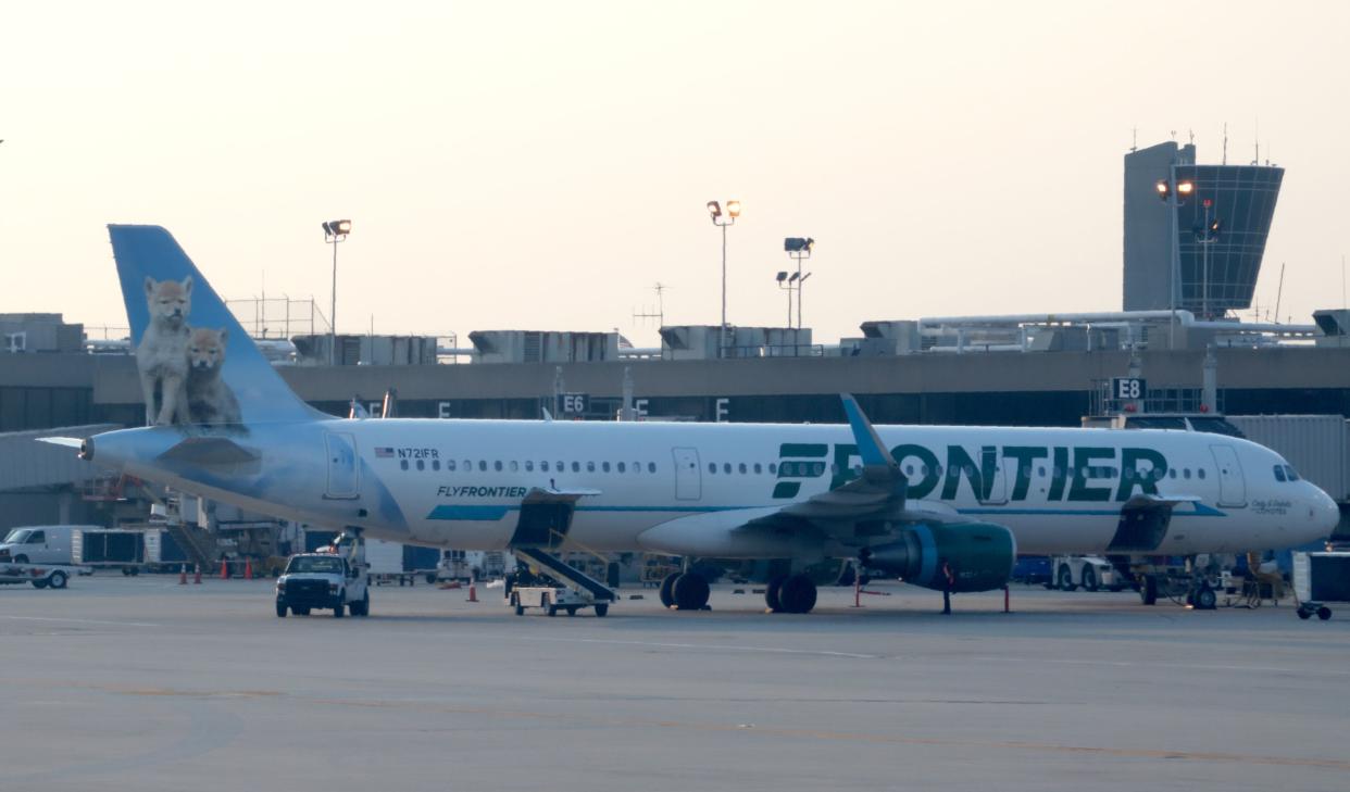 Frontier Airlines fight attendant Daniel Sandberg left an entire plane in stitches with his unique twist on the in-flight safety announcement. (Photo: Daniel SLIM / AFP/Getty Images)
