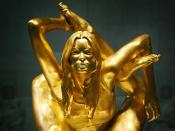 Sieht aus wie eine indische Rachegöttin, die sich beim Yoga böse verknotet hat, ist aber Kate Moss: Der Künstler Marc Quinn schuf diese Goldstatue des Topmodels. (Bild: Peter Macdiarmid/Getty Images)