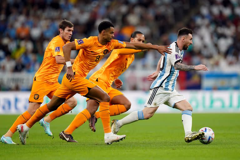 Cuartos de final de Qatar 2022: Messi no puede ser frenado por los neerlandeses Cody Gakpo, Marten de Roon y Virgil van Dijk, en el estadio Lusail 