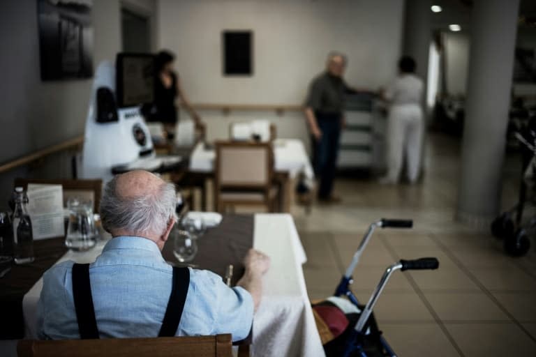 Des pensionnaires photographiés dans un Ehpad du groupe Korian à Roanne, dans la Loire, en 2018 - JEFF PACHOUD © 2019 AFP