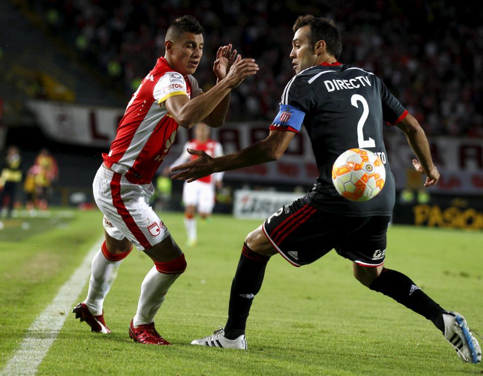 Juan Daniel Roa (L) of Colombia's Santa Fe fights for the ball with Leandro Desabato of Argentina's Estudiantes de La Plata during their Copa Libertadores soccer match in Bogota May 12, 2015. REUTERS/John Vizcaino