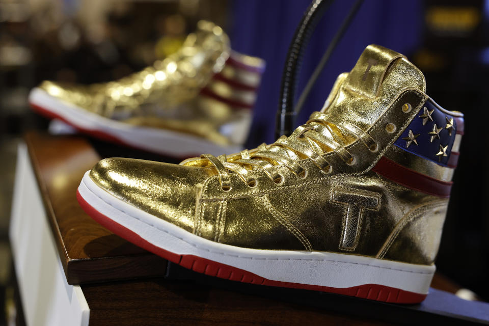 Los zapatos que lanzó Trump (Foto:Chip Somodevilla/Getty Images)