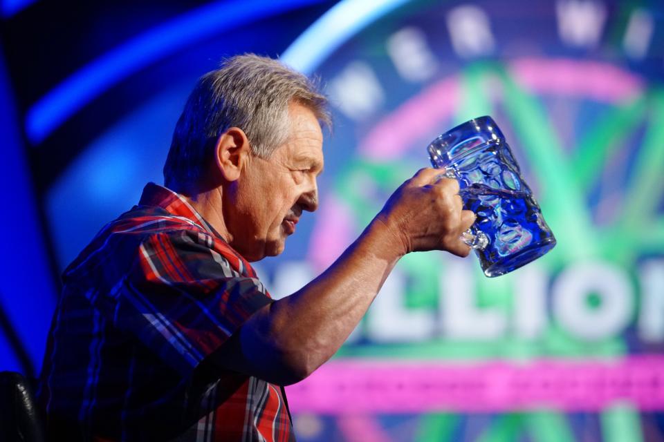 Das Wasser gab's aus dem Bierkrug (Foto: RTL/ Stefan Gregorowius)