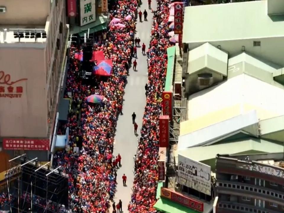 白沙屯媽祖朝天宮進香活動，今年有20萬人隨行，北港小鎮街道擠滿信眾。（圖：取自白沙屯拱天宮臉書）