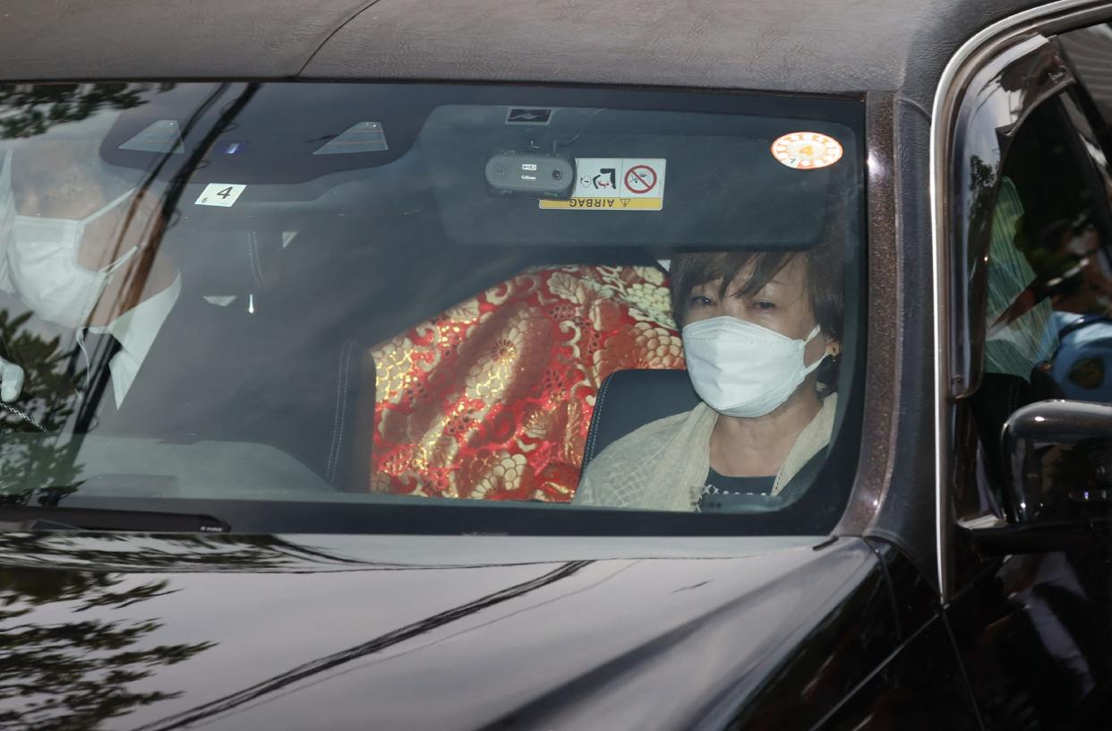 Akie Abe, widow of the late Japanese prime minister Shinzo Abe, returns to her residence in a hearse transporting the body of her husband, in Tokyo on Saturday.