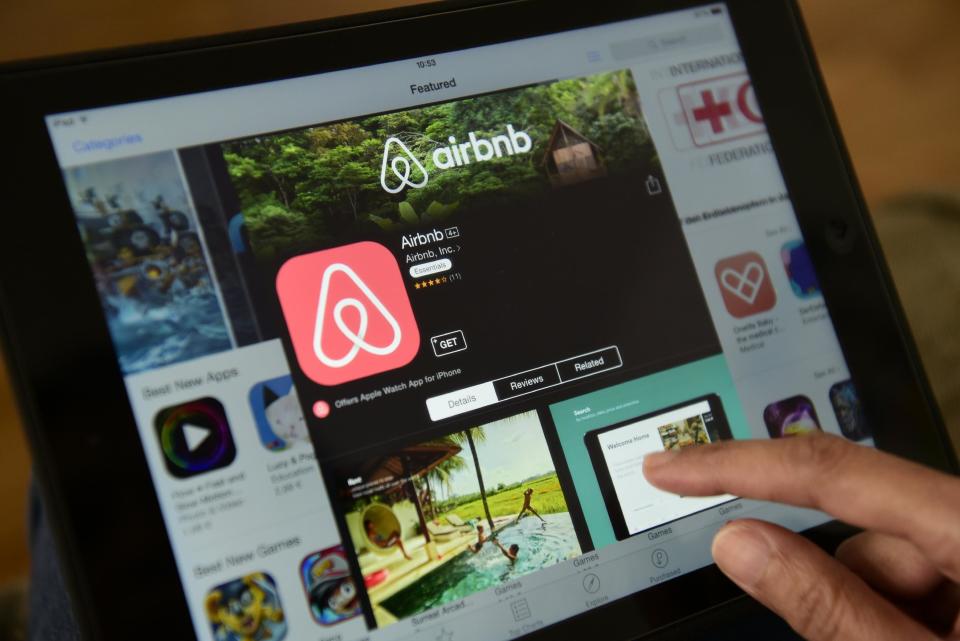 La plataforma Airbnb es una de las más populares para el alquiler de viviendas turísticas en todo el mundo. Foto de AFP.