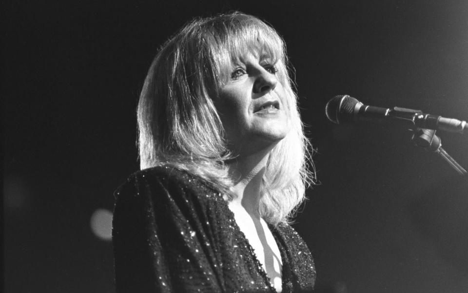 Sie stand hinter Stevie Nicks oft in der zweiten Reihe, ihr Einfluss bei Fleetwood Mac darf aber nicht unterschätzt werden. Christine McVie prägte die Band, bei der sie übrigens schon fünf Jahre vor Nicks einstieg, auf vielfältige Weise - als Sängerin, Keyboarderin und Songschreiberin. "Over My Head" (1975) etwa, der erste Fleetwood-Mac-Hit in den USA, stammte aus ihrer Feder. (Bild: John Atashian/Getty Images)