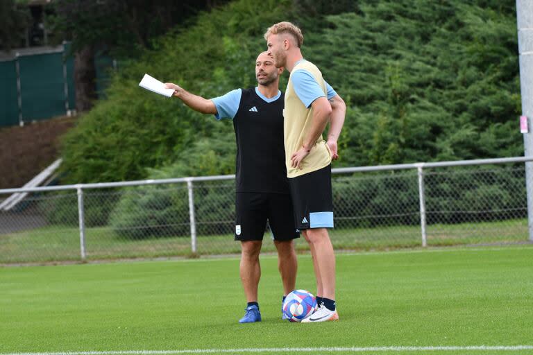 Javier Mascherano dialoga con Luciano Gondou en uno de los entrenamientos de la selección Sub 23