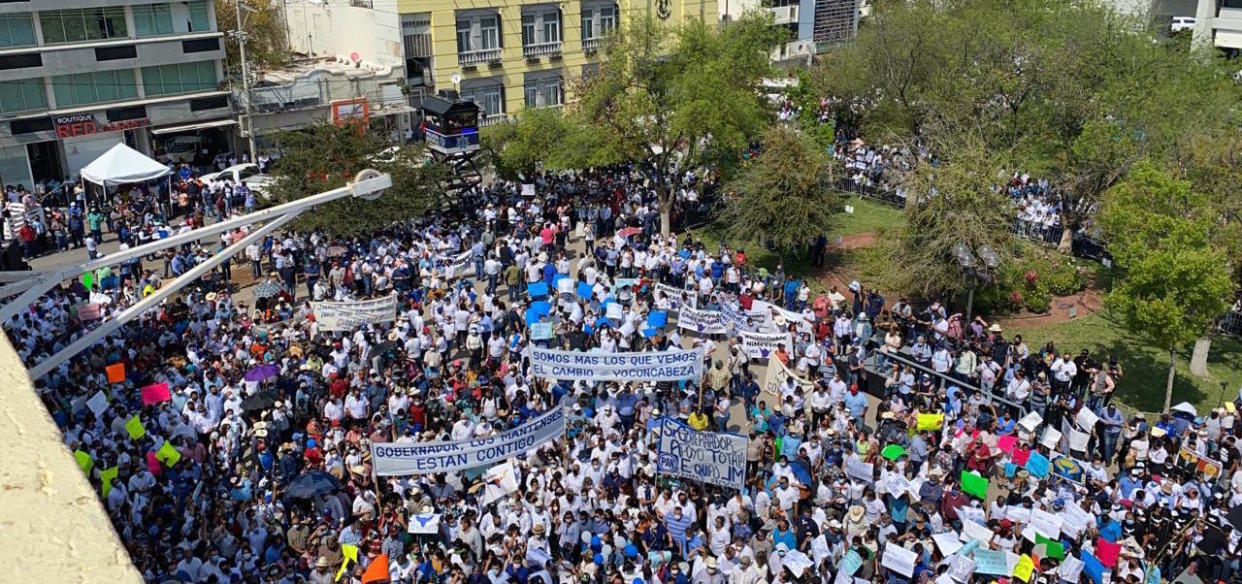 Ciudadanos marchan en Tamaulipas en apoyo a Cabeza de Vaca, tras inicio del proceso de desafuero