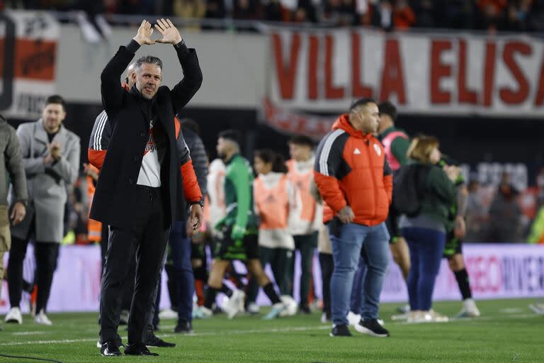 Martín Demichelis saluda a los hinchas de River tras dirigir su último partido ante Sarmiento de Junín