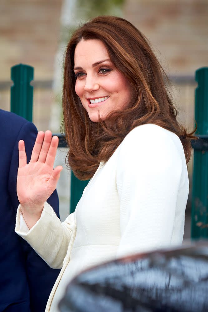 <p>Como es su costumbre, Kate ya había sido vista en público con esta prenda, allá para 2015 en el foro de “Downtown Abbey” cuando estaba embarazada de Charlotte. </p>