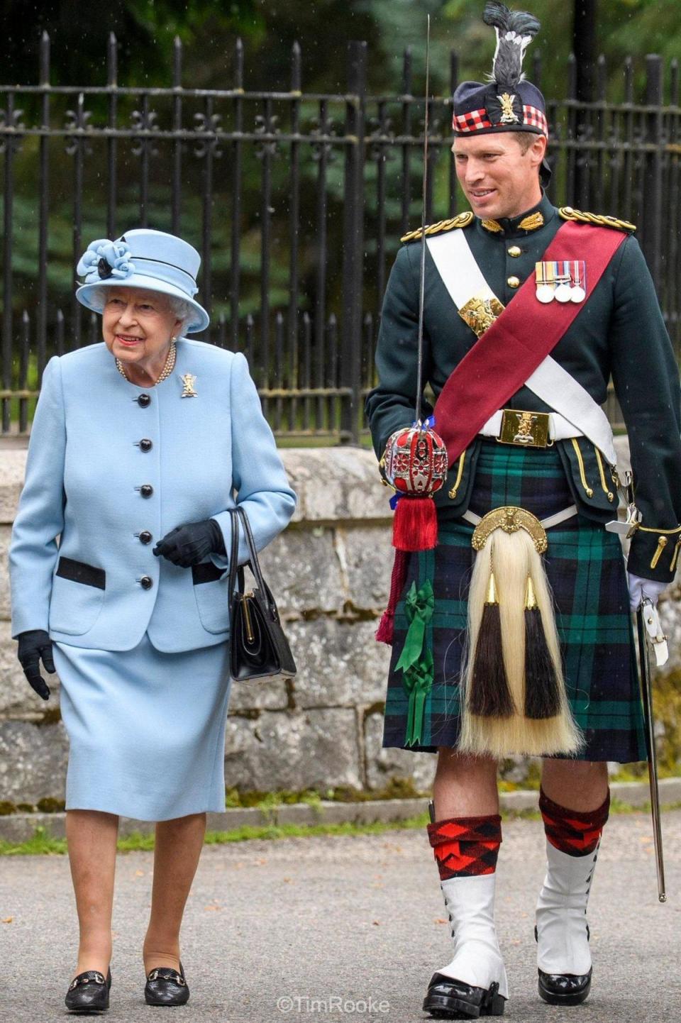 英國女王伊莉莎白二世生前侍從武官湯普森近日頻頻露臉，引發王室粉絲討論。（翻攝自推特）
