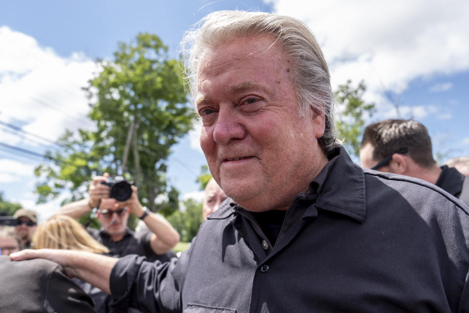 Steve Bannon llega a la Institución Correccional de Danbury en Connecticut, el 1 de julio del 2024. (Foto AP/Julia Nikhinson)