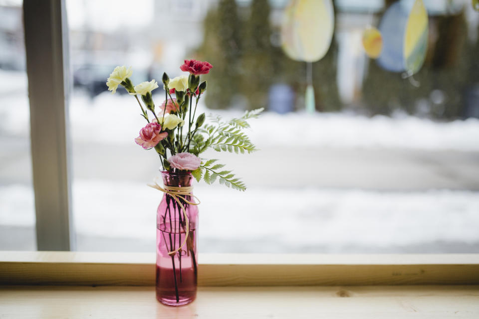 Blumen kann man nicht nur in Vasen ansprechend präsentieren (Symbolbild: Getty Images)