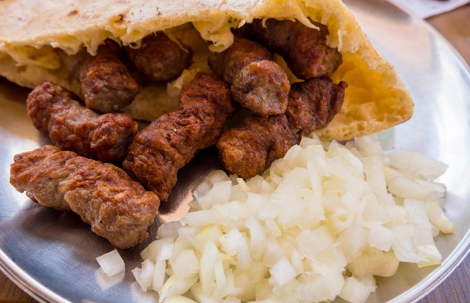 Ćevapčići kommt in Bosnien und Herzegowina gerne auf den Teller. (Bild: Peter Forsberg/Food/Alamy Stock Photo)