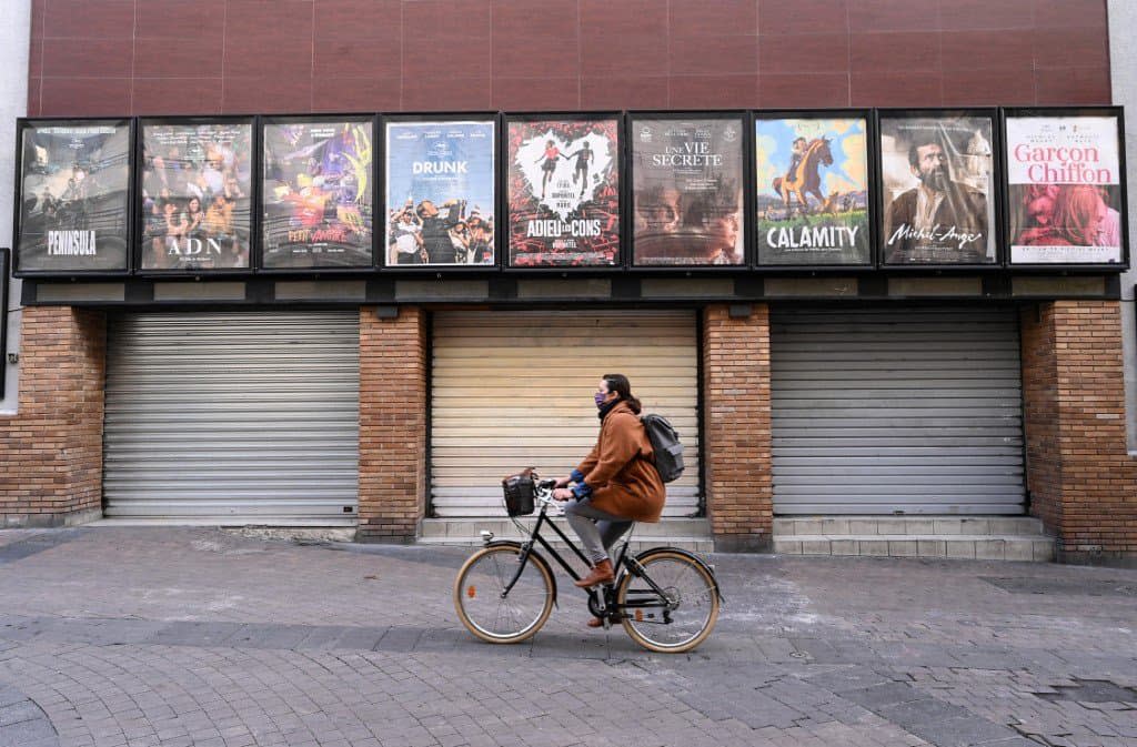 Une femme passant à vélo devant un cinéma fermé de Montpellier en novembre dernier. (Photo d'illustration) - Pascal GUYOT