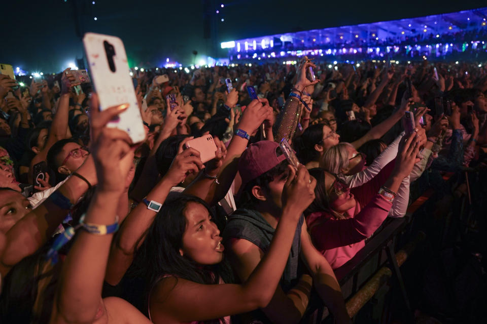 Fans del DJ Calvin Harris durante su set en el Festival Tecate Emblema en la Ciudad de México el sábado 18 de mayo de 2024. (Foto AP/Aurea Del Rosario)