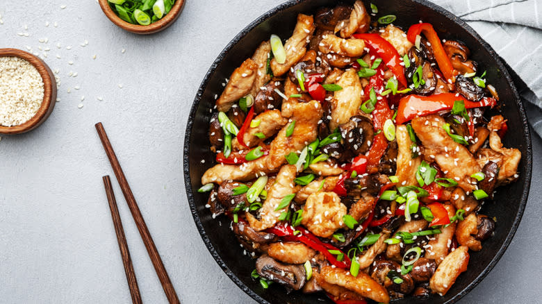 Chicken stir fry with sesame seeds