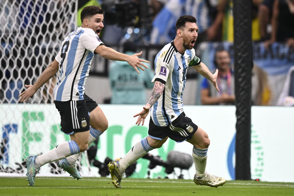 Lionel Messi corre para festejar luego de anotar el primer gol de Argentina en la victoria 2-0 ante México en el partido por el Grupo C del Mundial, el sábado 26 de noviembre de 2022, en Lusail, Qatar. (AP Foto/Fabio Ferrari/LaPresse vía AP)