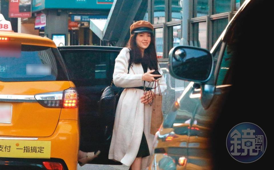 15：51，	許瑋甯搭計程車去百貨公司，下車時，左手低調的婚戒再一次宣示了她的人妻身分。