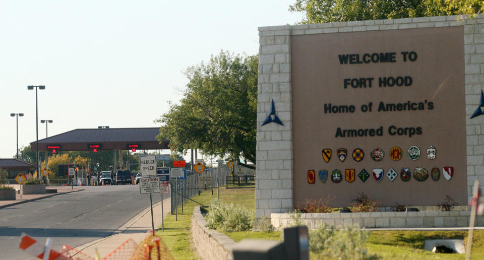 En esta fotografía del jueves 5 de noviembre de 2009 se ve la entrada a la base Fort Hood del ejército en Fort Hood, Texas, donde el miércoles 2 de abril de 2014 se reportó una balacera. (Foto AP/Jack Plunkett)
