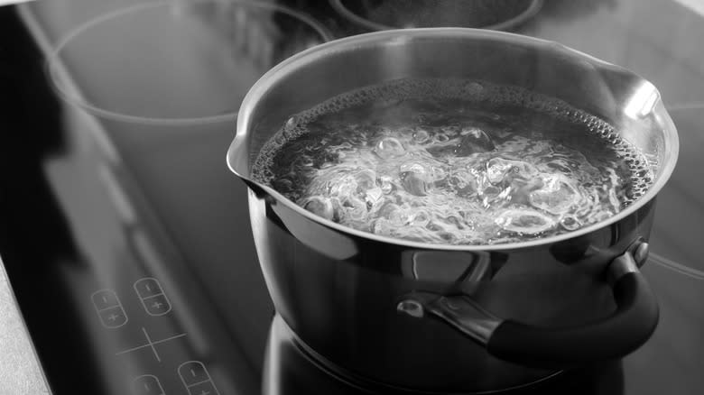 Boiling pan on cooktop